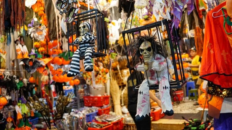 Cửa hàng đồ trang trí bán phụ kiện Halloween