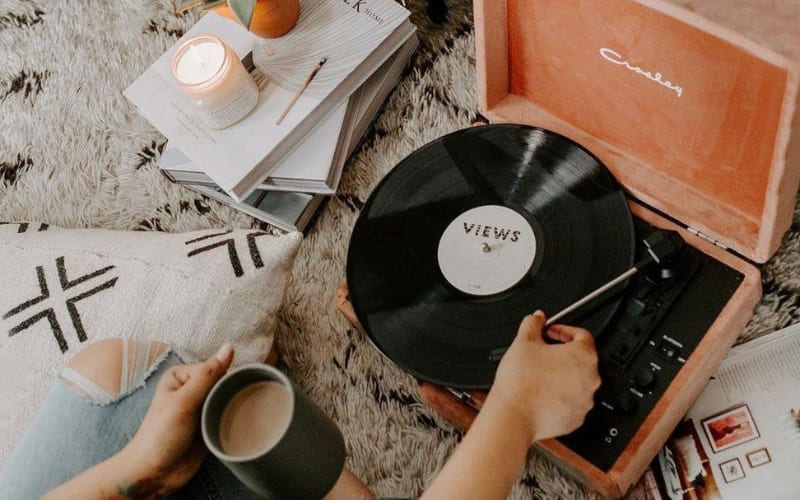 Kết hợp nhạc Việt và quốc tế tạo không gian phong phú, hài hòa.