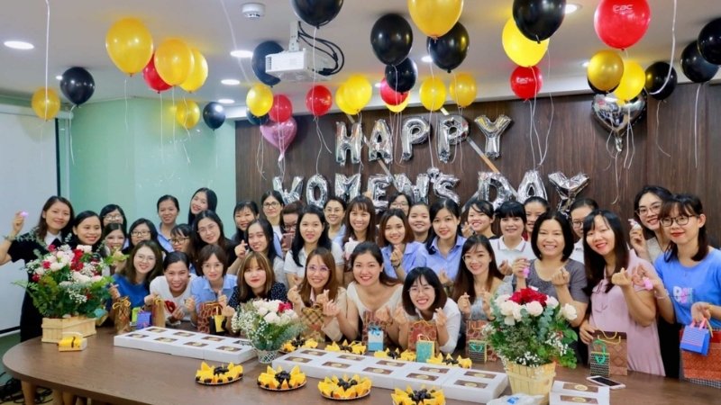 Thơ "nịnh" sếp nữ và chúc đồng nghiệp