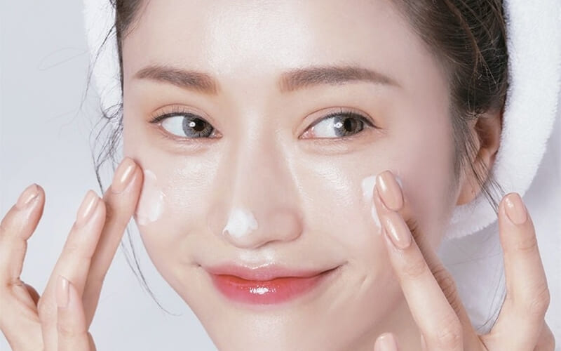Dưỡng da kỹ càng giúp lớp nền mịn màng, tự nhiên.