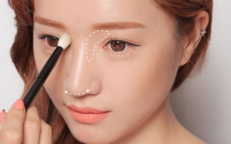 Tán nền đúng kỹ thuật giúp da trông liền mạch, rạng rỡ.