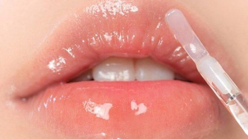Thêm một lớp son bóng vào giữa môi