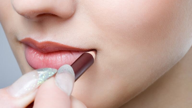 Sử dụng chì kẻ viền môi để ăn gian