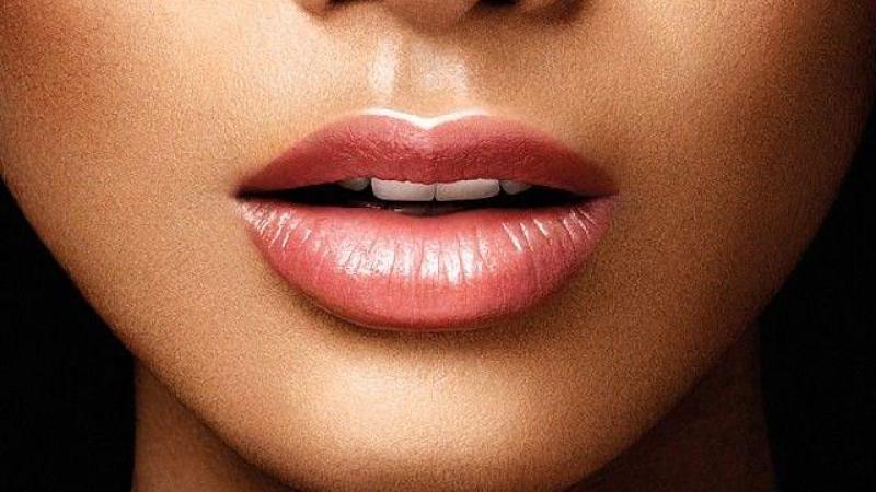 Sử dụng Highlighter cho viền môi trên