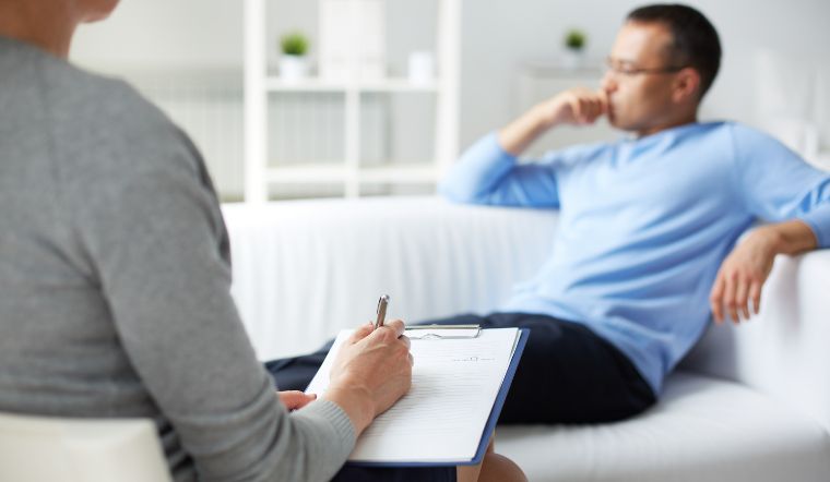 Giải mã tâm lý đàn ông ngày 20/10: Áp lực, lãng mạn hay... "trả nợ"?