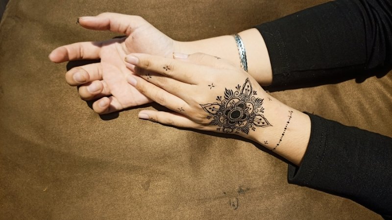 Lucy Henna chú trọng vào vẻ đẹp hiện đại, tinh tế và nữ tính