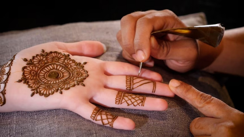 Vẽ Henna hoàn toàn không đau.