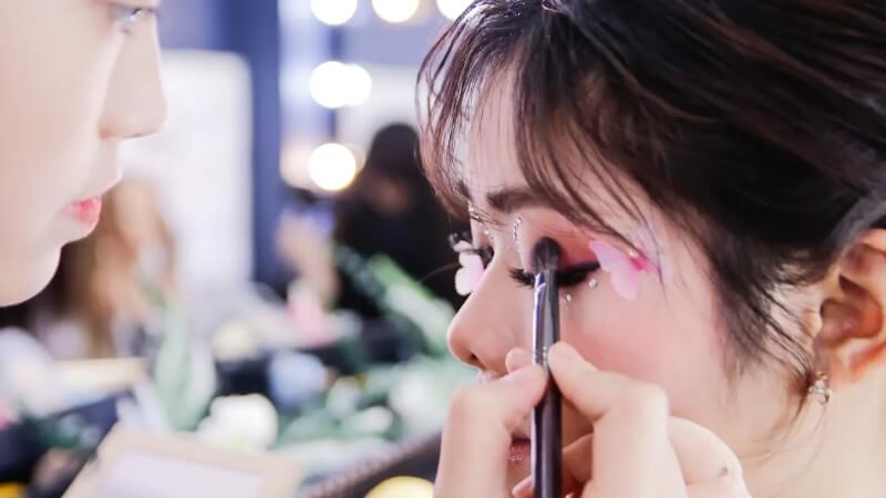 Mẹo thực hiện và lưu ý khi trang điểm mắt