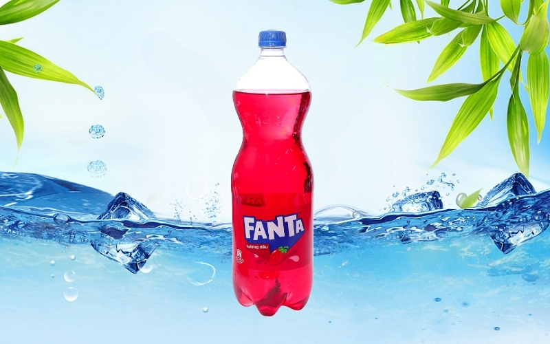 Người dùng thưởng thức Fanta dâu trực tiếp hoặc ướp lạnh.