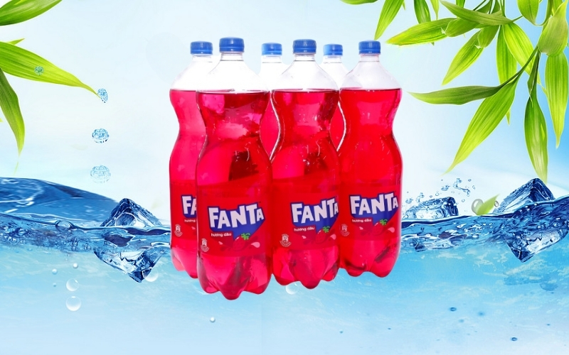 Người dùng thưởng thức Fanta dâu trực tiếp hoặc ướp lạnh.