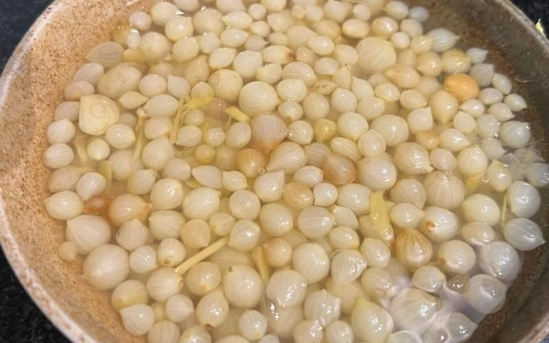 Chỉ với vài bước đơn giản, bạn đã có ngay tô chè nén nóng hổi