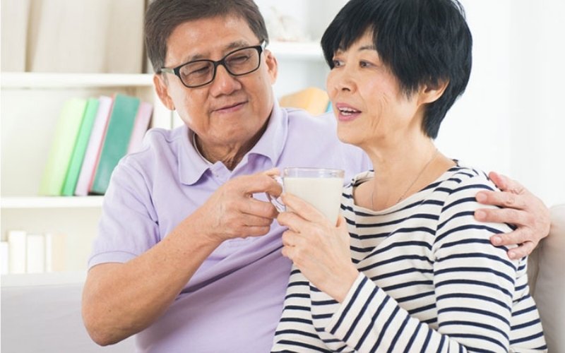 Người già nên uống sữa vào bữa phụ để bổ sung canxi và dưỡng chất