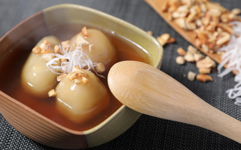 Chè trôi nước với lớp bột nếp mềm mịn, nhân đậu xanh vàng ươm Chè trôi nước với lớp bột nếp mềm mịn, nhân đậu xanh vàng ươm