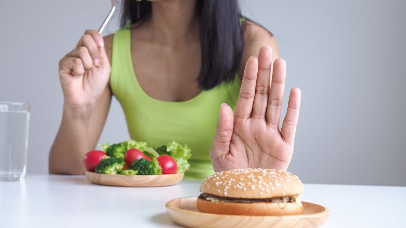 Tránh các thực phẩm gây táo bón, giúp giảm áp lực hậu môn và hạn chế đau trĩ