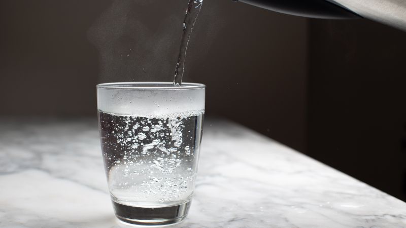 Ngâm hậu môn trong nước ấm giúp giảm đau rát và thư giãn cơ hậu môn hiệu quả