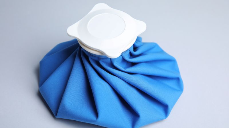 Chườm lạnh giúp co mạch, giảm sưng đau và khó chịu do trĩ.