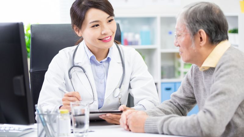 Có dấu hiệu chảy máu nhiều, đau dữ dội, búi trĩ bị sa nghẹt nên gặp bác sĩ