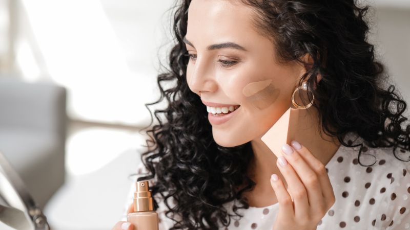 Đánh kem nền đều trên da mặt Đánh kem nền đều trên da mặt