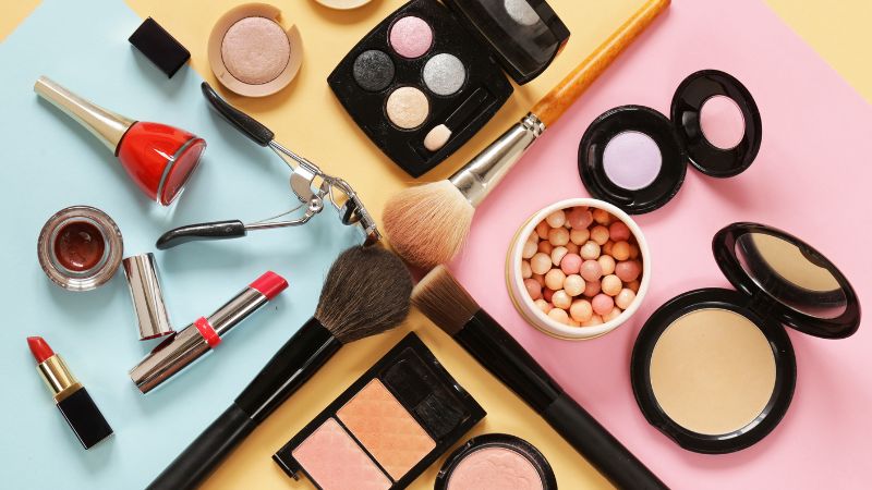 Dặm phấn phủ mỏng ở vùng chữ T để giữ lớp nền Moist-glow bền đẹp Dặm phấn phủ mỏng ở vùng chữ T để giữ lớp nền Moist-glow bền đẹp