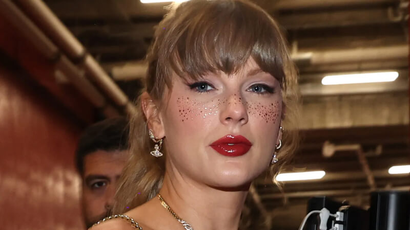 Glitter Freckles: Bắt trend trang điểm tàn nhang lấp lánh như Taylor Swift
