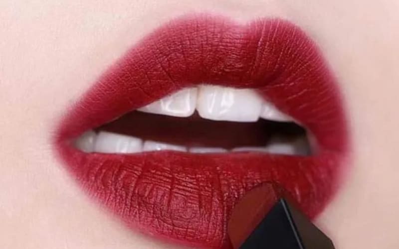Son đỏ Burgundy tôn nét sang trọng, bí ẩn và quý phái. Son đỏ Burgundy tôn nét sang trọng, bí ẩn và quý phái.