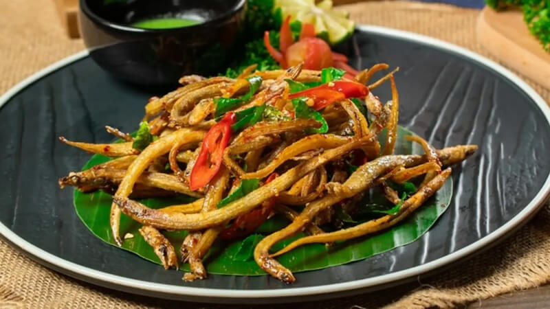 Khô cá lãi xào rau củ