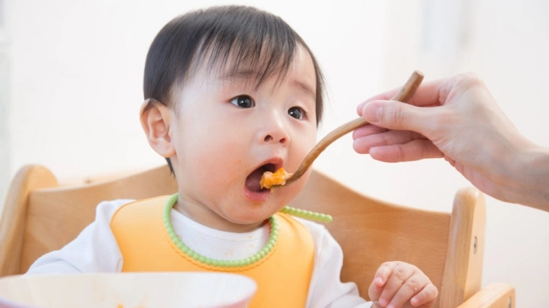 Có nên cho gừng, tỏi vào đồ ăn của bé để giữ ấm không? Có nên cho gừng, tỏi vào đồ ăn của bé để giữ ấm không?