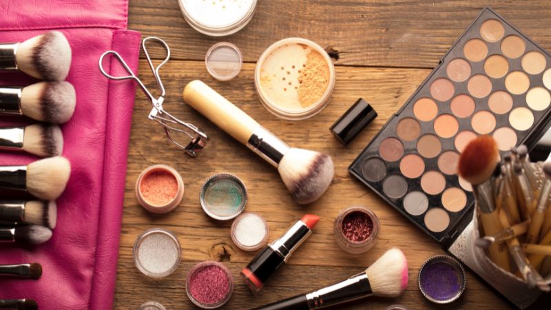 Bạn cần kem nền mỏng nhẹ, má hồng kem, phấn nhũ, kẻ mắt, mascara và son tint bóng Bạn cần kem nền mỏng nhẹ, má hồng kem, phấn nhũ, kẻ mắt, mascara và son tint bóng
