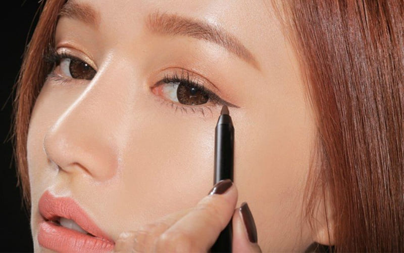 Kẻ eyeliner dày và xếch lên trên
