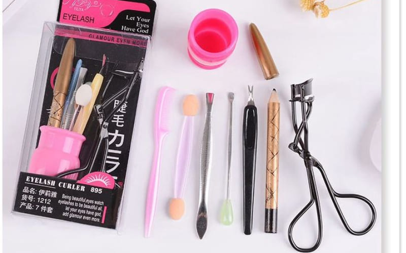 Chuẩn bị dụng cụ trang điểm mắt