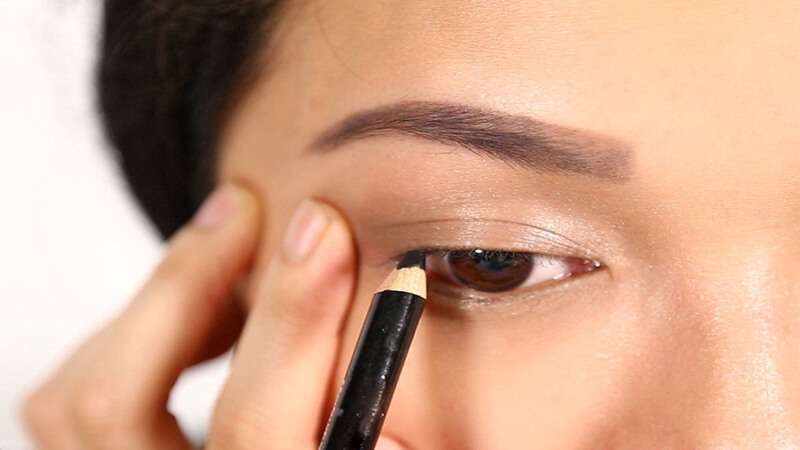 Kẻ viền mi trên và tạo hình tam giác ở khóe mắt