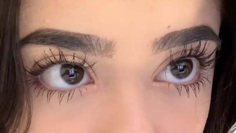 Hoàn thiện với mascara và nhũ mắt Hoàn thiện với mascara và nhũ mắt
