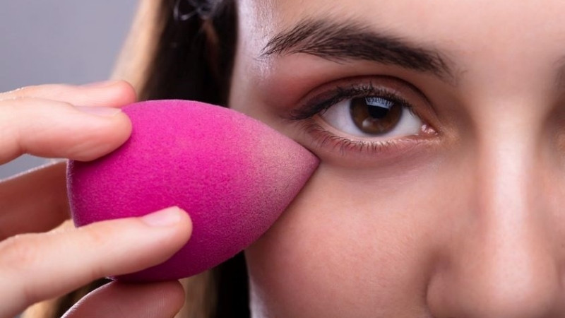 Dùng mút ẩm dặm lại Dùng mút ẩm dặm lại