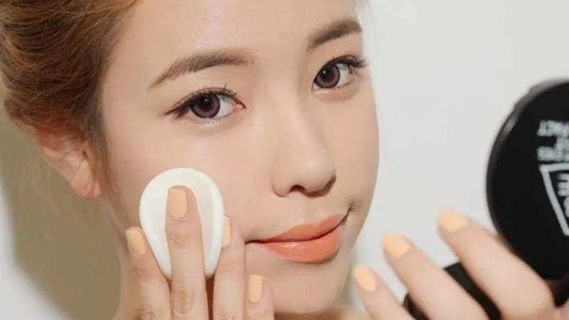 Dùng mút ẩm dặm nền nhẹ nhàng Dùng mút ẩm dặm nền nhẹ nhàng