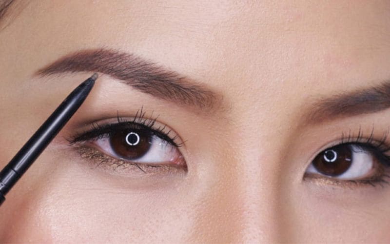 Chân mày được tỉa gọn giúp gương mặt hài hòa, thanh thoát. Chân mày được tỉa gọn giúp gương mặt hài hòa, thanh thoát.
