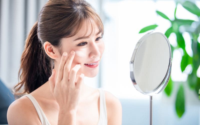 Gương phóng đại giúp bạn nhìn rõ chi tiết, trang điểm chuẩn xác. Gương phóng đại giúp bạn nhìn rõ chi tiết, trang điểm chuẩn xác.