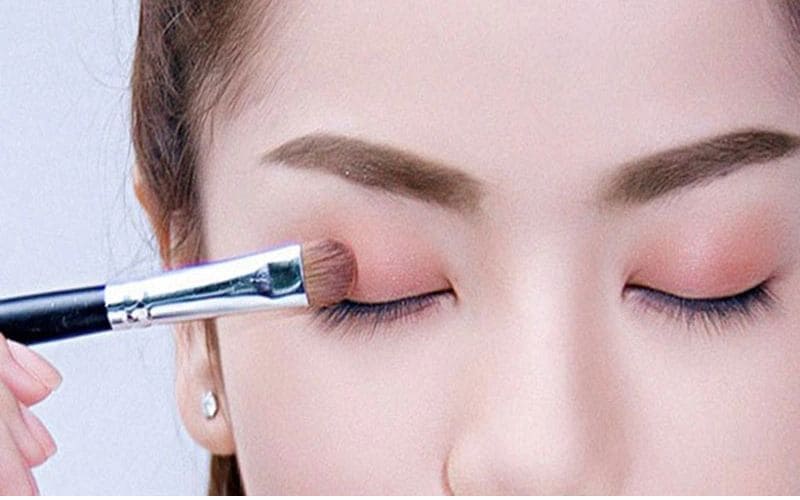 Màu mắt sáng và nhũ khiến đôi mắt thêm long lanh. Màu mắt sáng và nhũ khiến đôi mắt thêm long lanh.