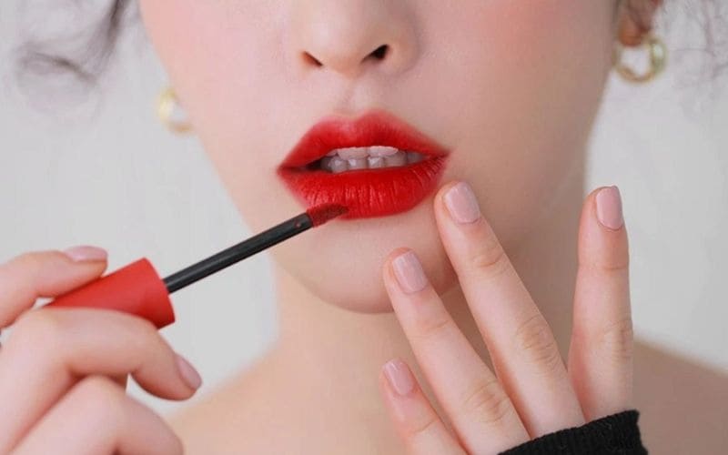 Màu son phù hợp tôn da, giúp đôi môi nổi bật. Màu son phù hợp tôn da, giúp đôi môi nổi bật.