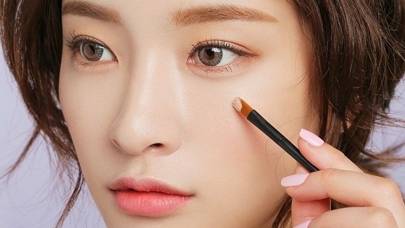 Dùng kem che khuyết điểm (nếu cần) Dùng kem che khuyết điểm (nếu cần)