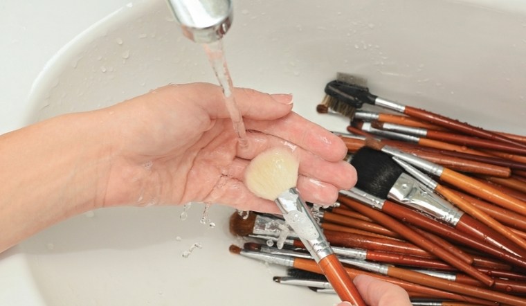 Hướng dẫn vệ sinh cọ và mút trang điểm đúng cách để da không nổi mụn