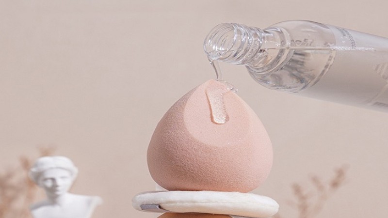 Vệ sinh mút trang điểm bằng dầu tẩy trang Vệ sinh mút trang điểm bằng dầu tẩy trang