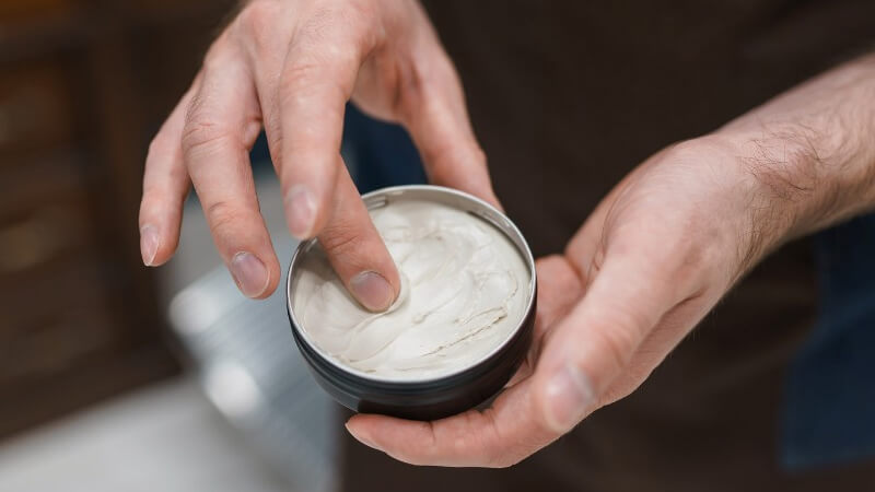 Sử dụng sáp vuốt tóc để định hình Sử dụng sáp vuốt tóc để định hình