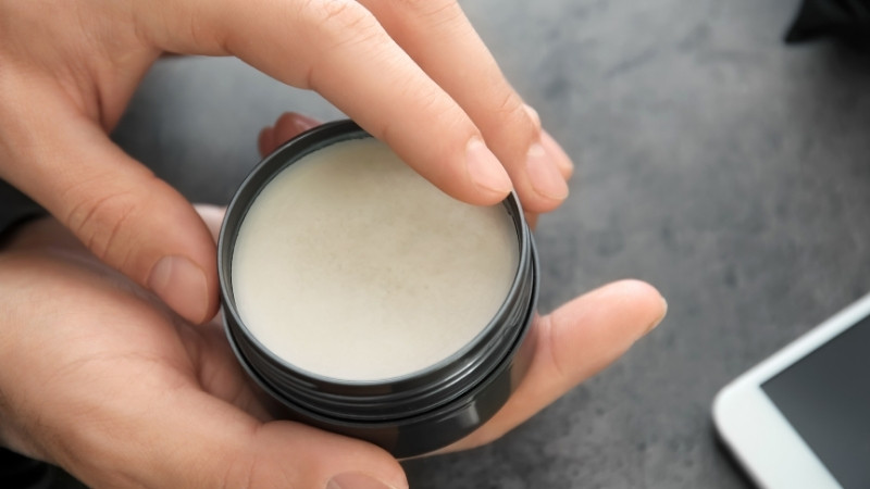 Dùng sáp tạo kiểu tóc Dùng sáp tạo kiểu tóc