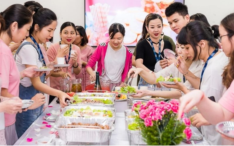 Tiệc ngọt nhỏ tạo không khí ấm áp và niềm vui chung Tiệc ngọt nhỏ tạo không khí ấm áp và niềm vui chung