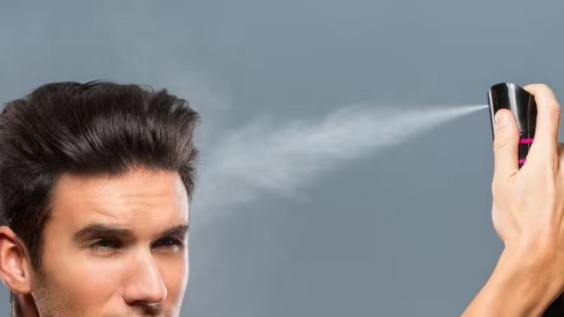 Bước 5: Khóa nếp bằng gôm xịt Bước 5: Khóa nếp bằng gôm xịt