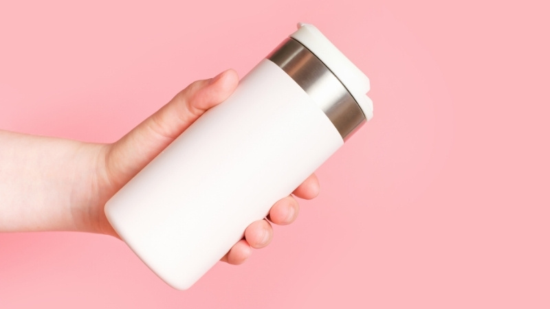 Bình giữ nhiệt giúp cô giáo giữ nóng/lạnh nước uống, trà, hoặc cà phê khi đứng lớp