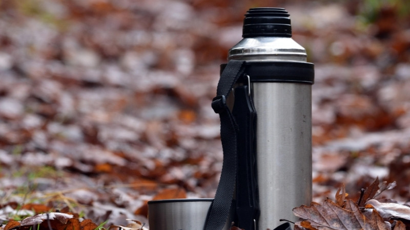 Bình giữ nhiệt thể thao giúp thầy giáo giữ nhiệt độ đồ uống suốt cả ngày làm việc