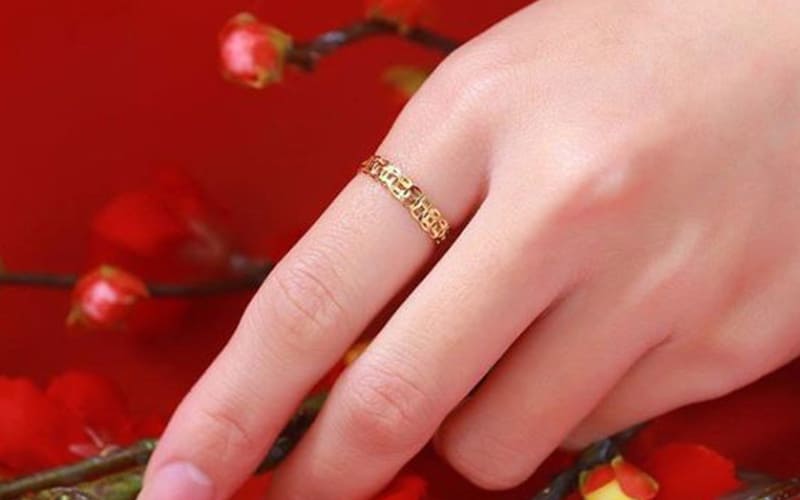 Nhẫn kim tiền nên đeo tay trái hay phải? Nhẫn kim tiền nên đeo tay trái hay phải?