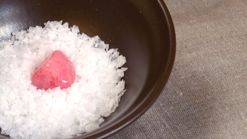 Thanh tẩy đá phong thủy bằng muối