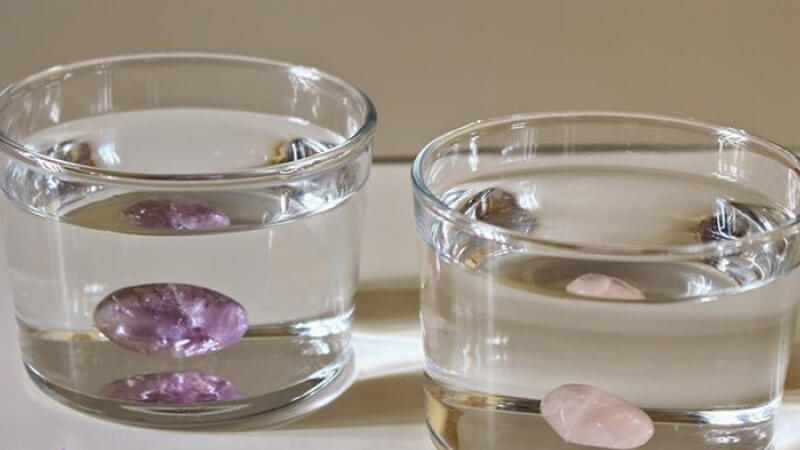 Thanh tẩy đá phong thủy bằng nước